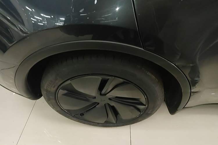Used Tesla Model Y 2025 Rear-Wheel Drive First Edition Right Rear Wheel Hub