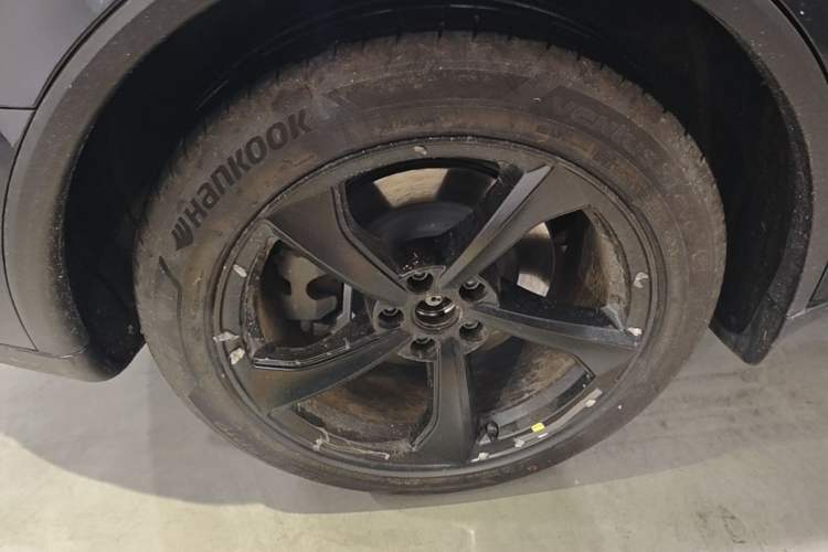 Used Tesla Model Y 2025 Long-Range All-Wheel Drive First Edition Right Rear Wheel Hub