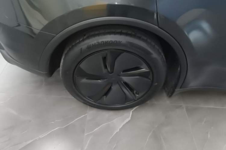 Used Tesla Model Y 2025 Long-Range All-Wheel-Drive Version Right Rear Wheel Hub