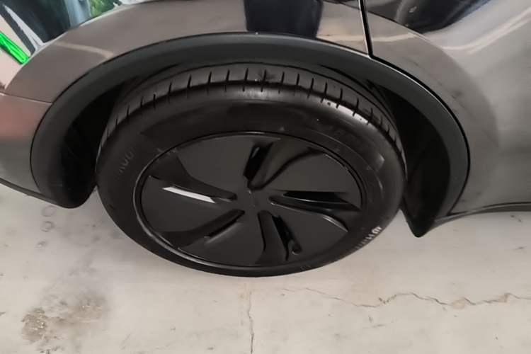 Used Tesla Model Y 2025 Long-Range All-Wheel Drive First Edition Right Rear Wheel Hub