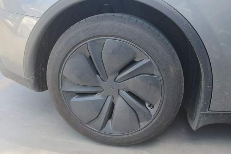 Used Tesla Model Y 2025 Rear-Wheel-Drive Version Right Rear Wheel Hub