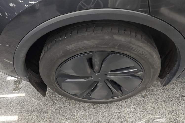 Used Tesla Model Y 2025 Long-Range All-Wheel Drive First Edition Right Rear Wheel Hub