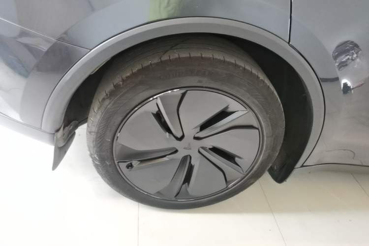 Used Tesla Model Y 2025 Rear-Wheel-Drive Version Right Rear Wheel Hub