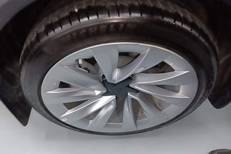 Used Tesla Model Y 2025 Long-Range All-Wheel-Drive Version Right Rear Wheel Hub