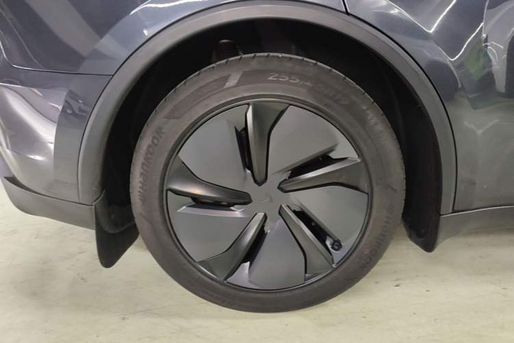 Used Tesla Model Y 2025 Long-Range All-Wheel Drive First Edition Right Rear Wheel Hub