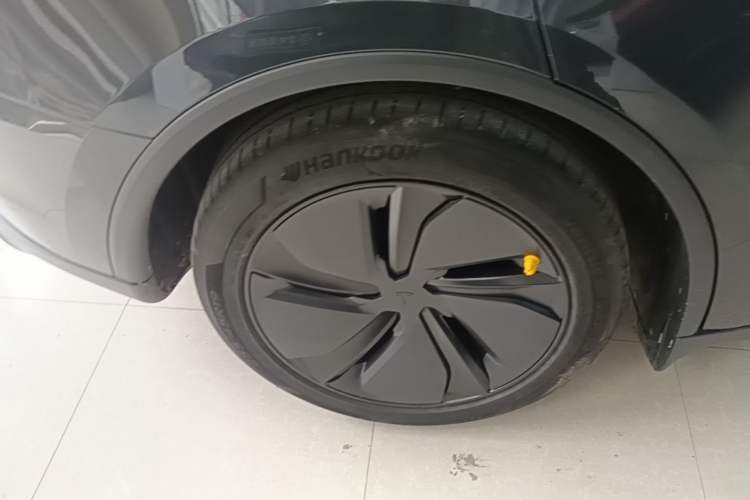 Used Tesla Model Y 2025 Long-Range All-Wheel Drive First Edition Right Rear Wheel Hub
