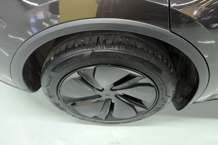 Used Tesla Model Y 2025 Long-Range All-Wheel Drive First Edition Right Rear Wheel Hub