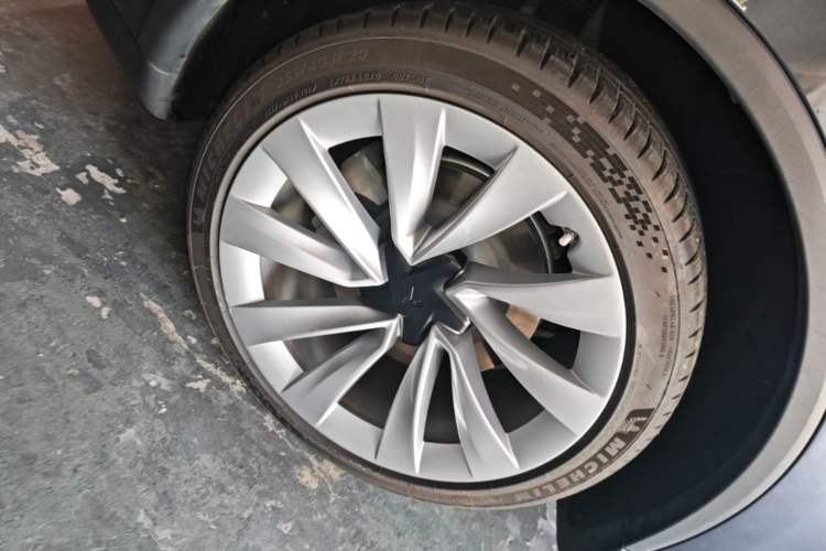 Used Tesla Model Y 2025 Long-Range All-Wheel Drive First Edition Right Rear Wheel Hub