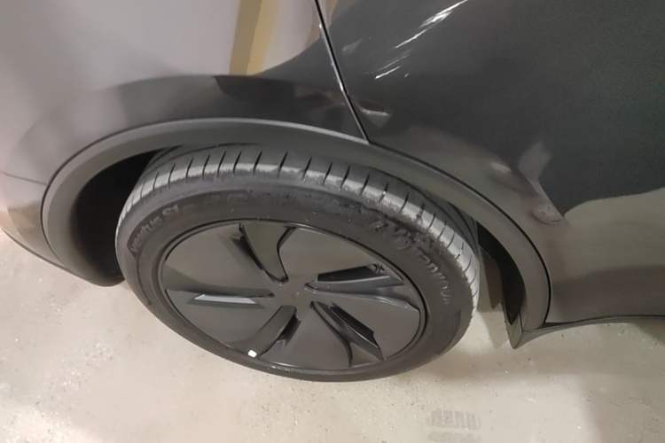 Used Tesla Model Y 2025 Long-Range All-Wheel Drive First Edition Right Rear Wheel Hub