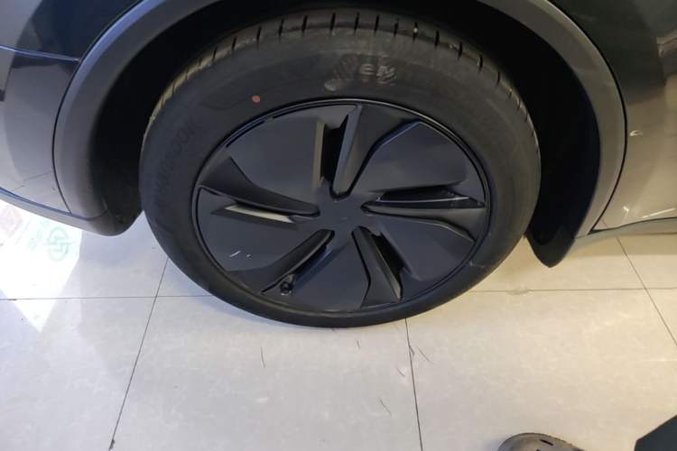 Used Tesla Model Y 2025 Long-Range All-Wheel Drive First Edition Right Rear Wheel Hub