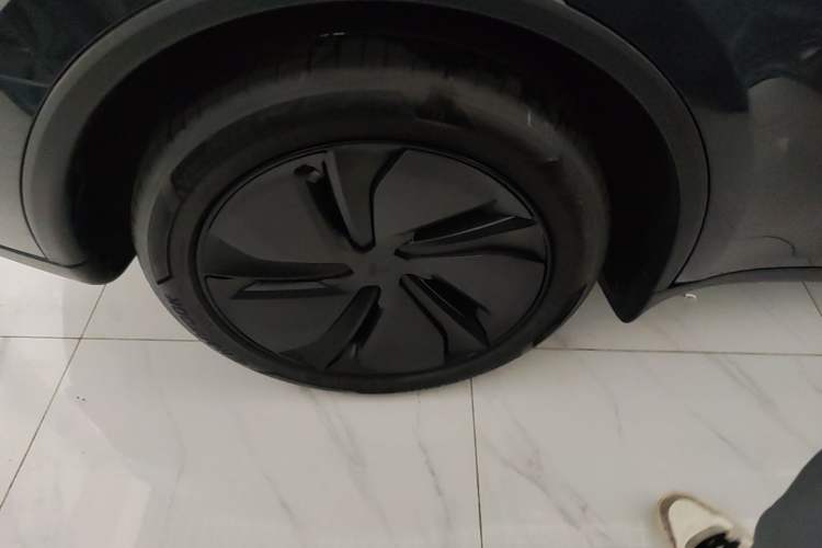 Used Tesla Model Y 2025 Long-Range All-Wheel-Drive Version Right Rear Wheel Hub