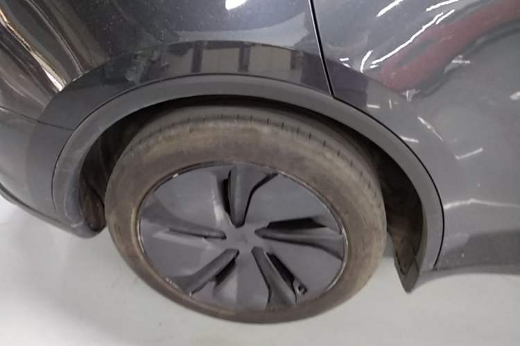 Used Tesla Model Y 2025 Rear-Wheel Drive First Edition Right Rear Wheel Hub