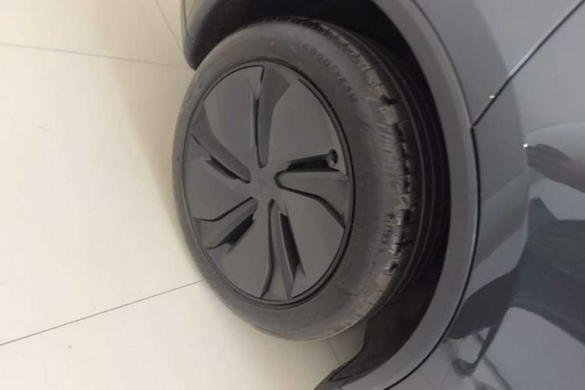 Used Tesla Model Y 2025 Rear-Wheel Drive First Edition Right Rear Wheel Hub