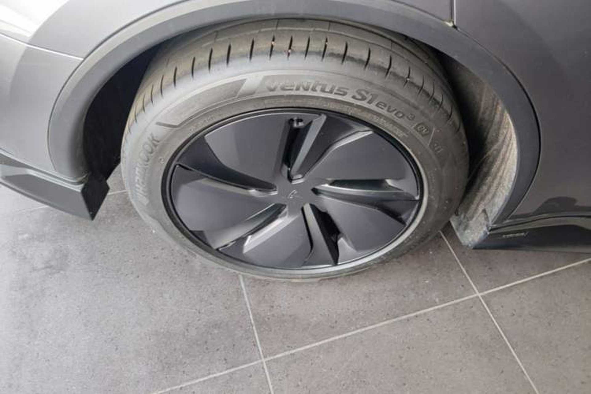 Used Tesla Model Y 2025 Long-Range All-Wheel Drive First Edition Right Rear Wheel Hub