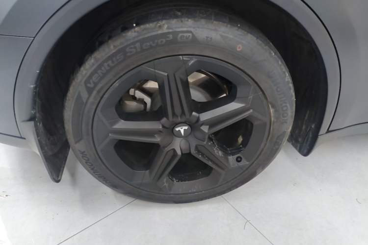 Used Tesla Model Y 2025 Long-Range All-Wheel-Drive Version Right Rear Wheel Hub
