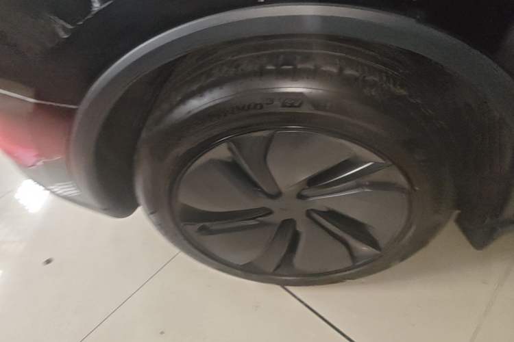 Used Tesla Model Y 2025 Long-Range All-Wheel Drive First Edition Right Rear Wheel Hub