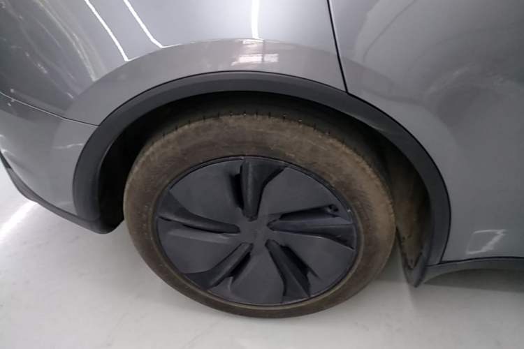 Used Tesla Model Y 2025 Rear-Wheel Drive First Edition Right Rear Wheel Hub