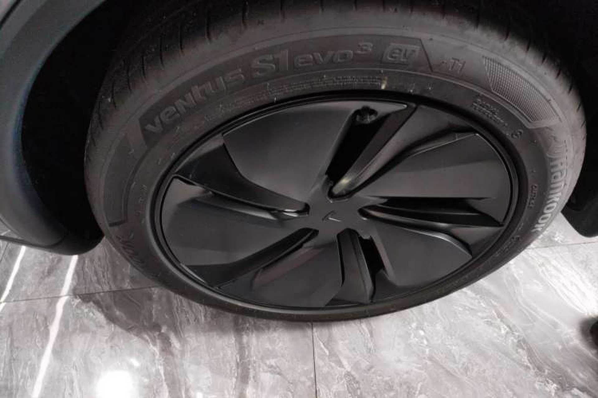 Used Tesla Model Y 2025 Long-Range All-Wheel-Drive Version Right Rear Wheel Hub