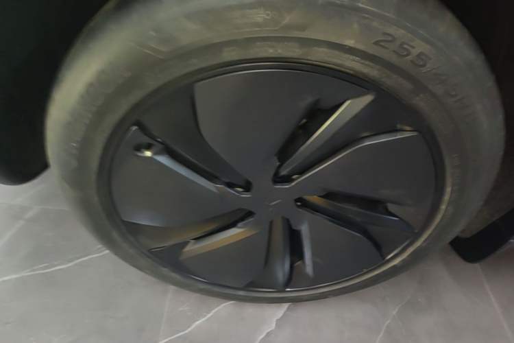 Used Tesla Model Y 2025 Long-Range All-Wheel Drive First Edition Right Rear Wheel Hub
