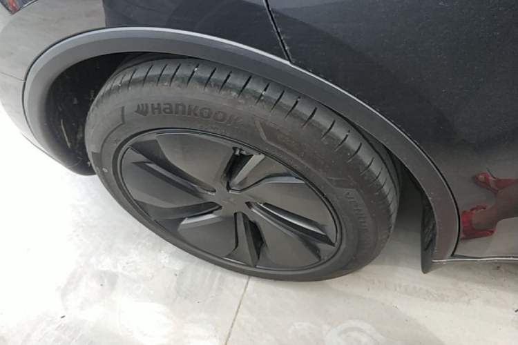 Used Tesla Model Y 2025 Long-Range All-Wheel-Drive Version Right Rear Wheel Hub