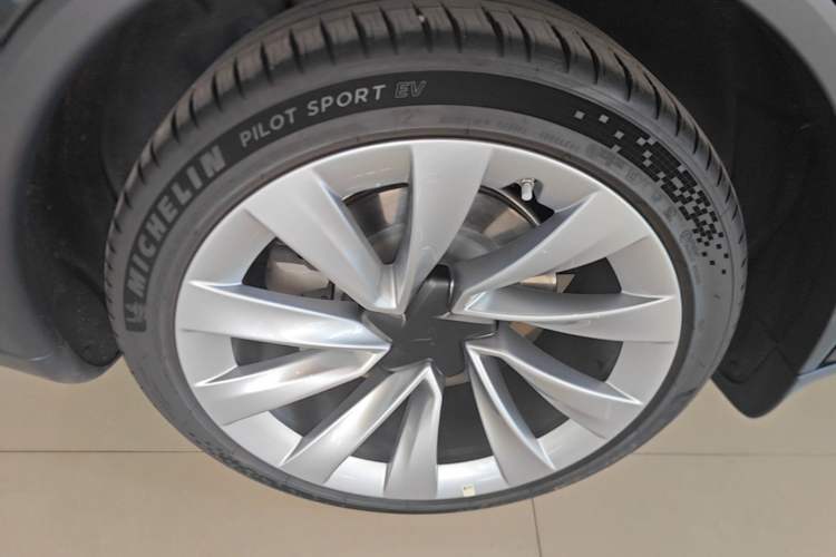 Used Tesla Model Y 2025 Long-Range All-Wheel Drive First Edition Right Rear Wheel Hub