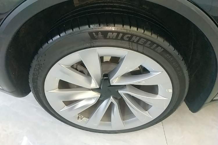 Used Tesla Model Y 2025 Rear-Wheel-Drive Version Right Rear Wheel Hub