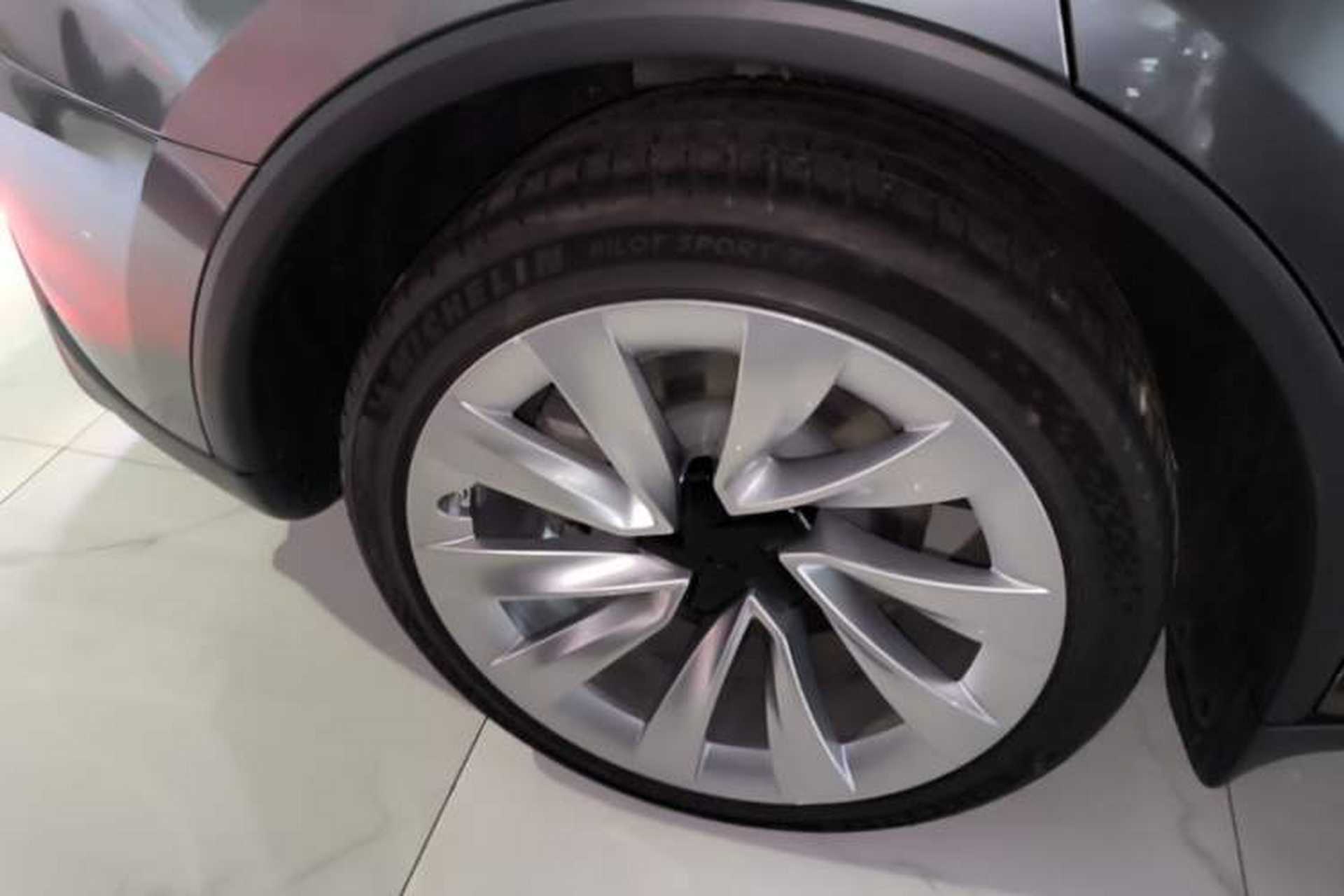 Used Tesla Model Y 2025 Updated Version Long-Range All-Wheel Drive Right Rear Wheel Hub