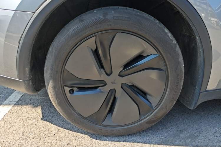 Used Tesla Model Y 2025 Rear-Wheel-Drive Version Right Rear Wheel Hub