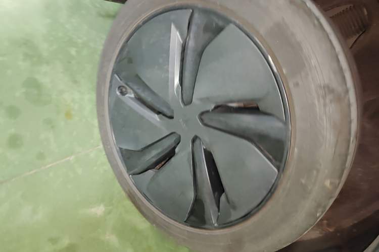 Used Tesla Model Y 2025 Rear-Wheel Drive First Edition Right Rear Wheel Hub