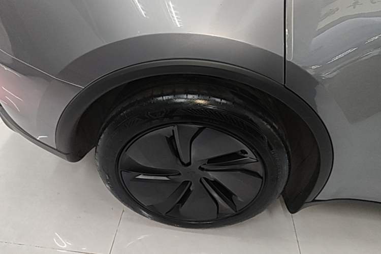 Used Tesla Model Y 2025 Rear-Wheel Drive First Edition Right Rear Wheel Hub