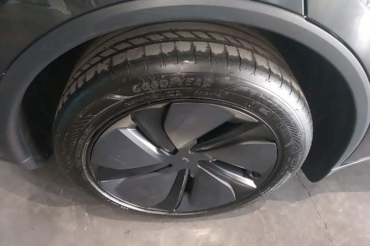 Used Tesla Model Y 2025 Rear-Wheel Drive First Edition Right Rear Wheel Hub