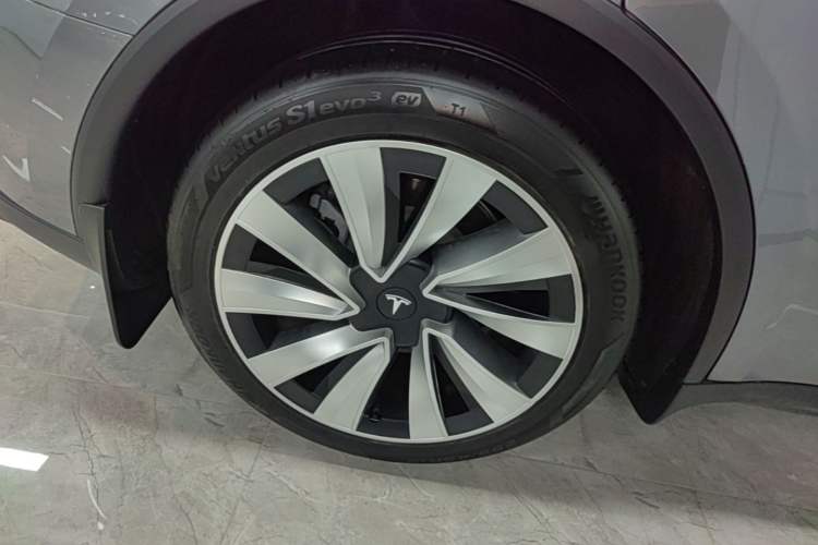 Used Tesla Model Y 2025 Long-Range All-Wheel-Drive Version Right Rear Wheel Hub