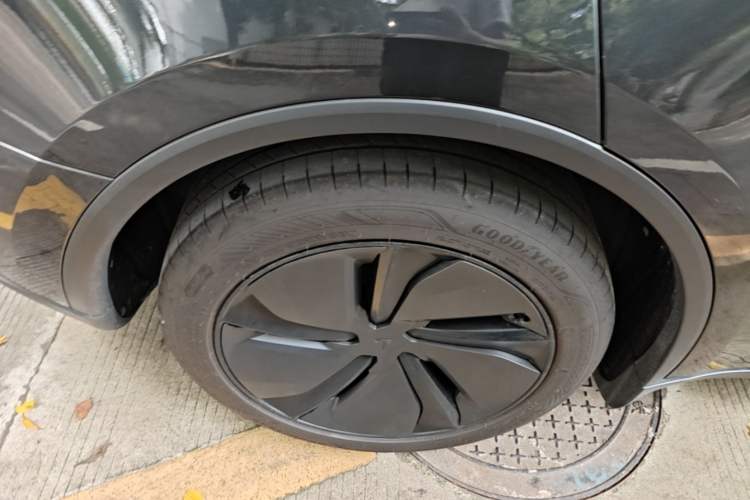 Used Tesla Model Y 2025 Rear-Wheel-Drive Version Right Rear Wheel Hub