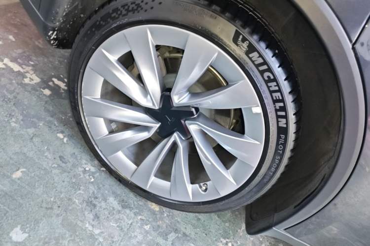 Used Tesla Model Y 2025 Long-Range All-Wheel Drive First Edition Right Rear Wheel Hub