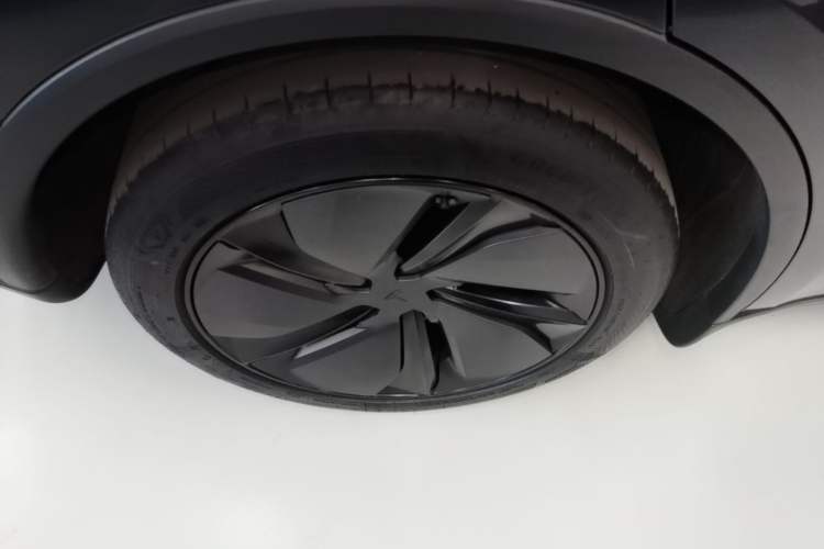 Used Tesla Model Y 2025 Rear-Wheel Drive First Edition Right Rear Wheel Hub