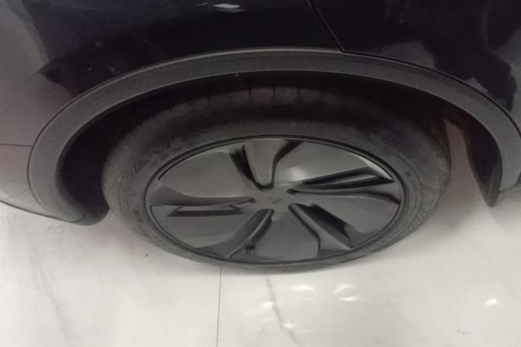 Used Tesla Model Y 2025 Rear-Wheel Drive First Edition Right Rear Wheel Hub