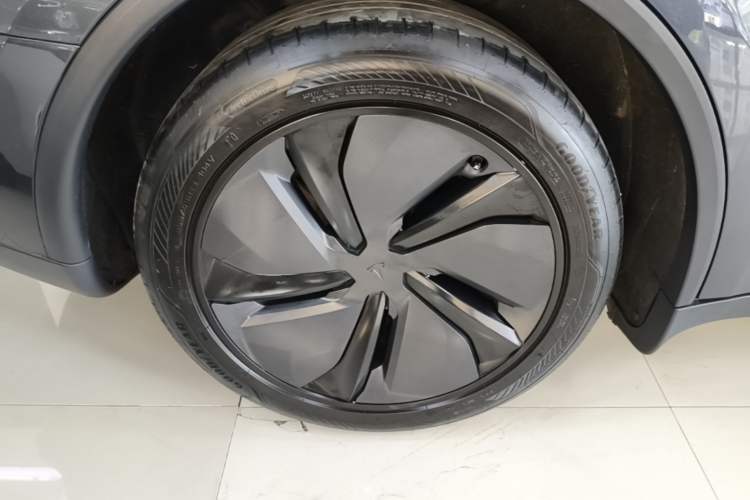 Used Tesla Model Y 2025 Rear-Wheel Drive First Edition Right Rear Wheel Hub