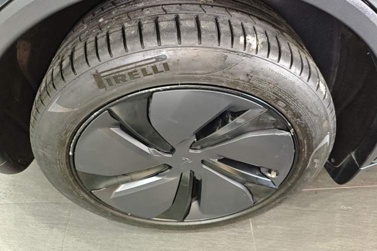 Used Tesla Model Y 2025 Long-Range All-Wheel-Drive Version Right Rear Wheel Hub