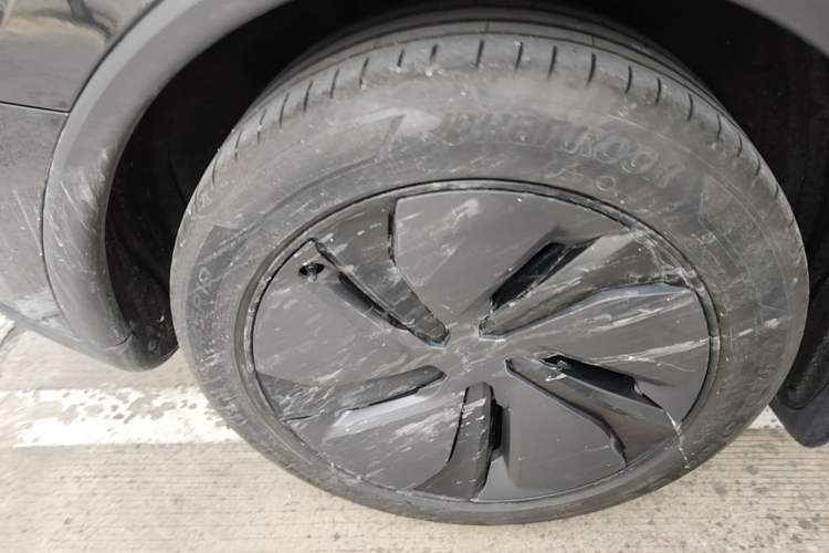 Used Tesla Model Y 2025 Long-Range All-Wheel Drive First Edition Right Rear Wheel Hub