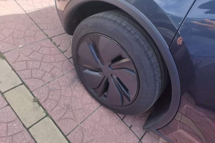 Used Tesla Model Y 2025 Rear-Wheel Drive First Edition Right Rear Wheel Hub