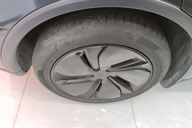 Used Tesla Model Y 2025 Long-Range All-Wheel-Drive Version Right Rear Wheel Hub
