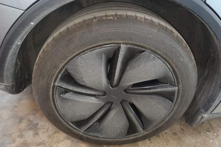 Used Tesla Model Y 2025 Rear-Wheel Drive First Edition Right Rear Wheel Hub
