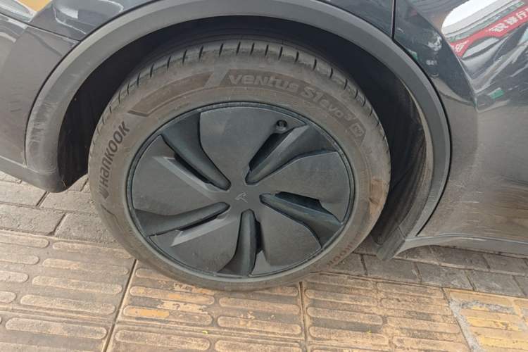 Used Tesla Model Y 2025 Long-Range All-Wheel Drive First Edition Right Rear Wheel Hub