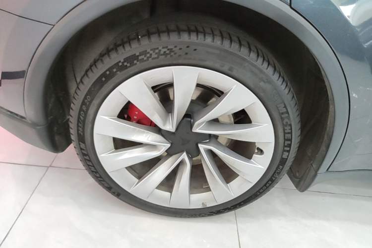 Used Tesla Model Y 2025 Long-Range All-Wheel-Drive Version Right Rear Wheel Hub