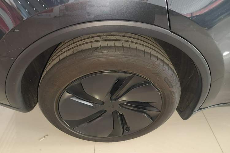 Used Tesla Model Y 2025 Rear-Wheel Drive First Edition Right Rear Wheel Hub