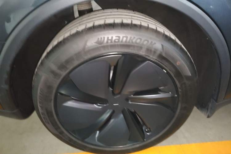 Used Tesla Model Y 2025 Long-Range All-Wheel-Drive Version Right Rear Wheel Hub