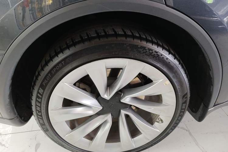Used Tesla Model Y 2025 Long-Range All-Wheel Drive First Edition Right Rear Wheel Hub