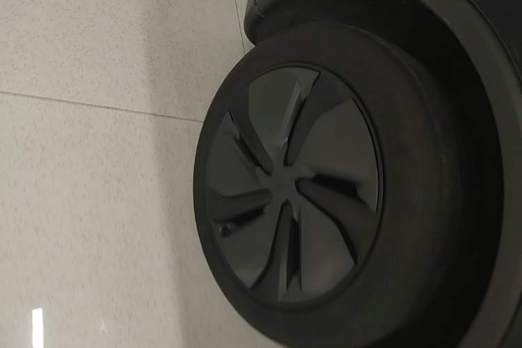 Used Tesla Model Y 2025 Rear-Wheel Drive First Edition Right Rear Wheel Hub