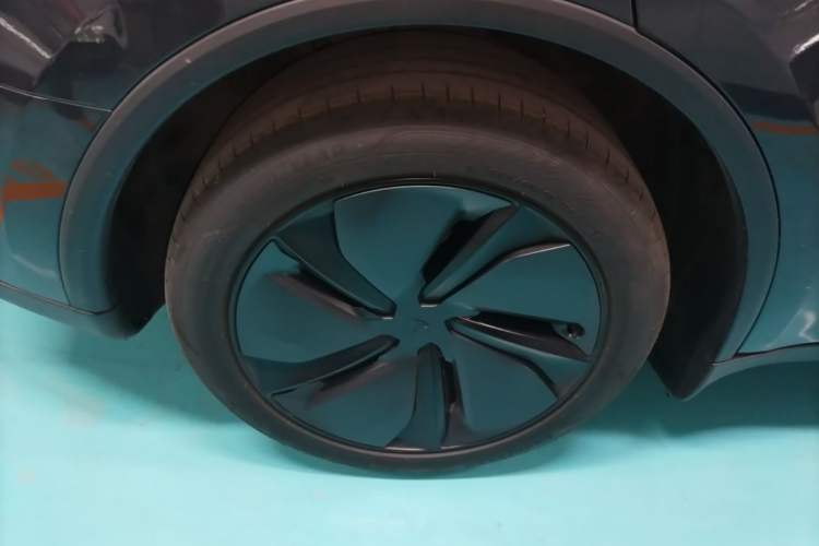 Used Tesla Model Y 2025 Rear-Wheel Drive First Edition Right Rear Wheel Hub
