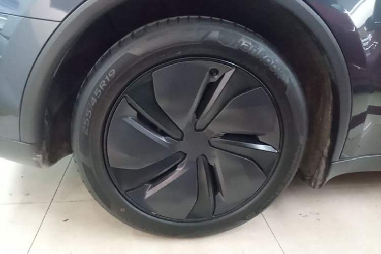 Used Tesla Model Y 2025 Long-Range All-Wheel-Drive Version Right Rear Wheel Hub
